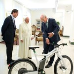 Pápež už nemusí jazdiť len na papamobile...